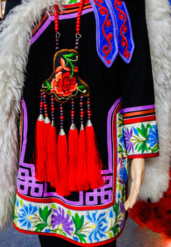 彝族刺绣服饰
