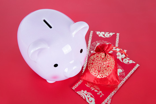 红背景上的小猪存钱罐和红包
