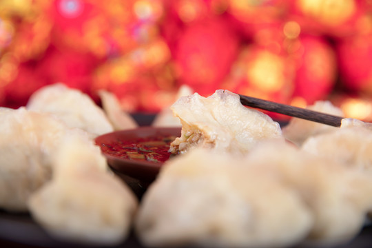 喜庆背景上的面食饺子