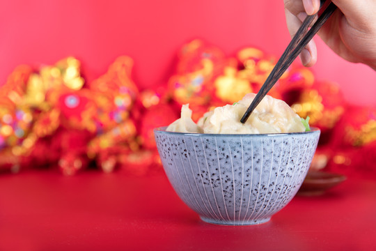 一碗饺子和一双预夹食物的筷子