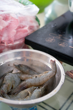 电磁炉旁一盆新鲜的青虾