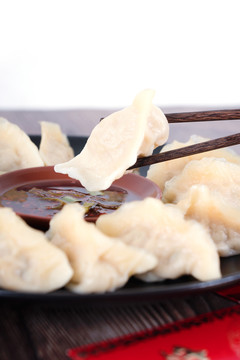 饺子蘸进醋和辣椒调制的蘸料中