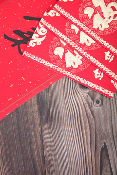 桌子上的红包和春联背景
