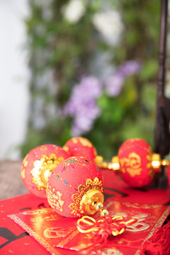 桌子上的春节物品红包春联和装饰