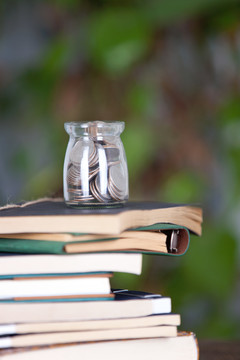 一摞书和一玻璃瓶硬币