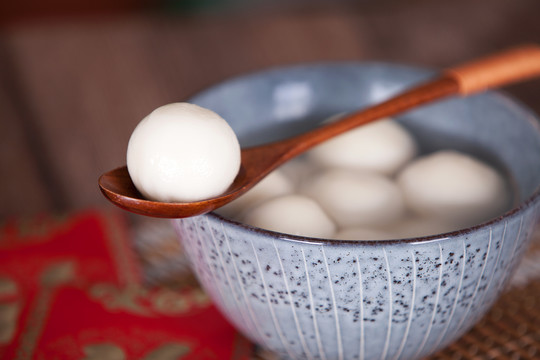 一碗元宵节的食品元宵