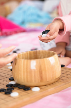 正在学下围棋的小女孩