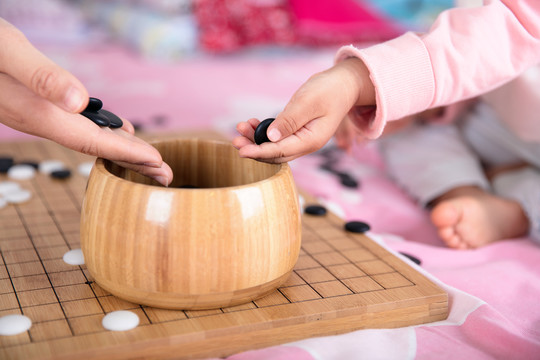 正在学下围棋的小女孩