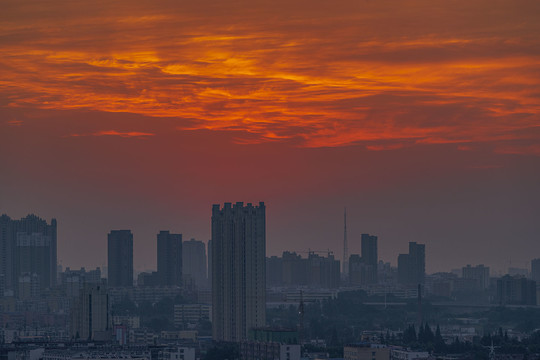 城市上空满天彩云