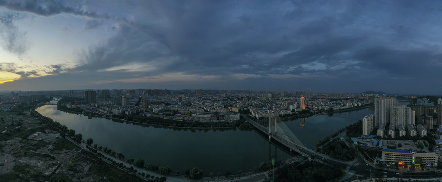 宽幅夜幕下的城市风光