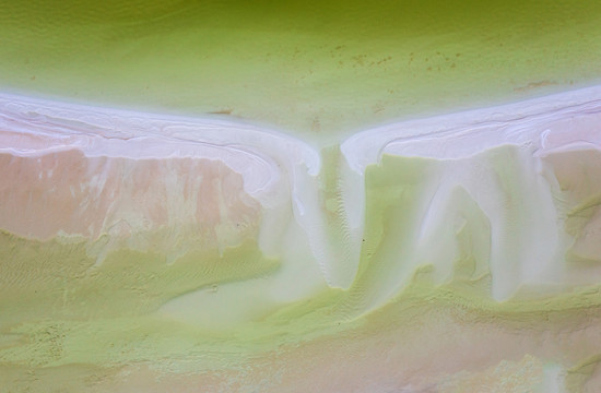航拍中国最大盐湖察尔汗盐湖