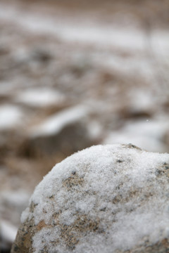 冬季农村田野里的雪