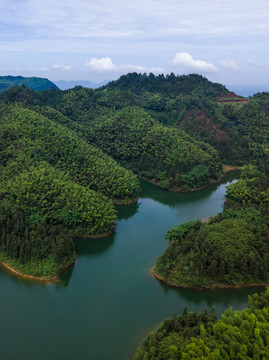 重庆丘陵山区的高山湖泊