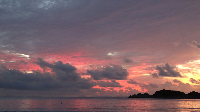 双月湾海边日出粉色天空
