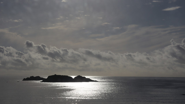 双月湾海面日出波光粼粼海岛