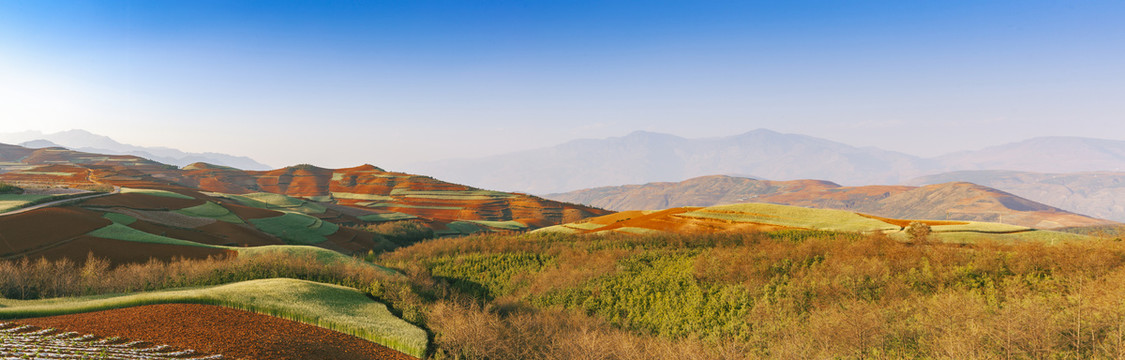 东川红土地自然景观全景图