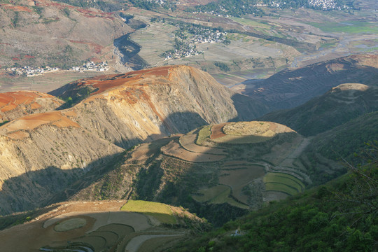 东川红土地山脉沟壑民居景观