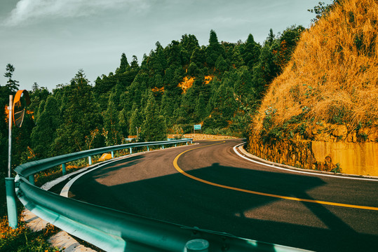 山区公路弯道多