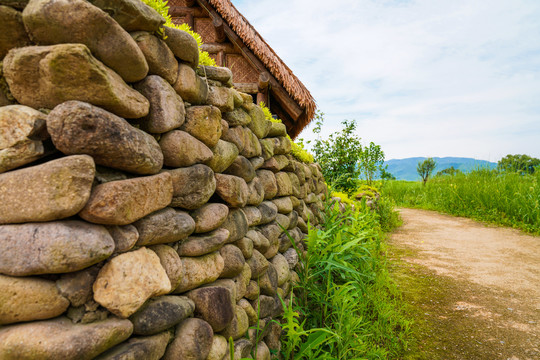 石头堆砌的围墙