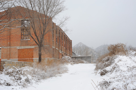 雪里的老建筑