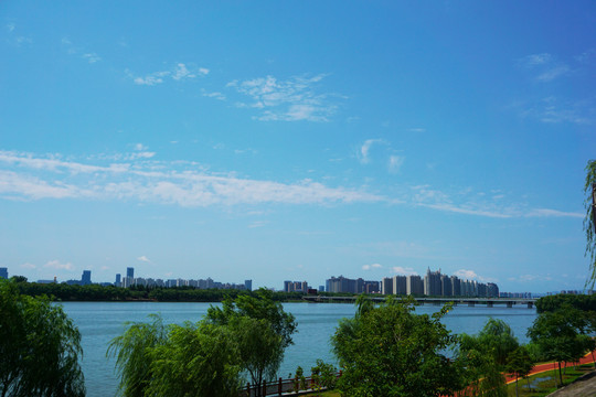 河岸美景