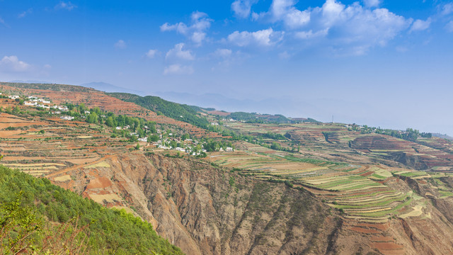 蓝天白云红土地蜿蜒大地自然景观