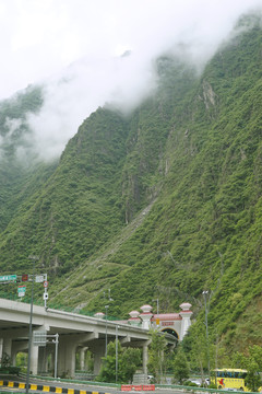 四川泸定雅康高速新二郎山隧道