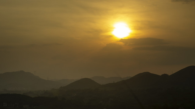 夕阳远山