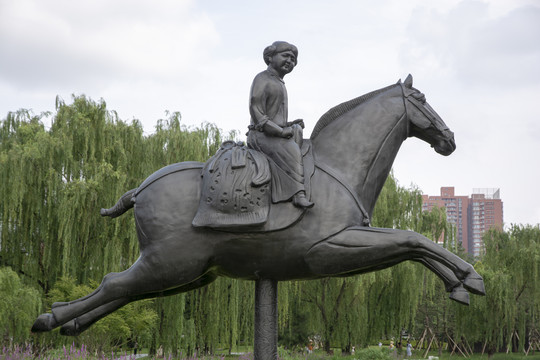骑马的女孩雕塑