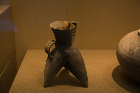 松江广富林遗址里的陶器