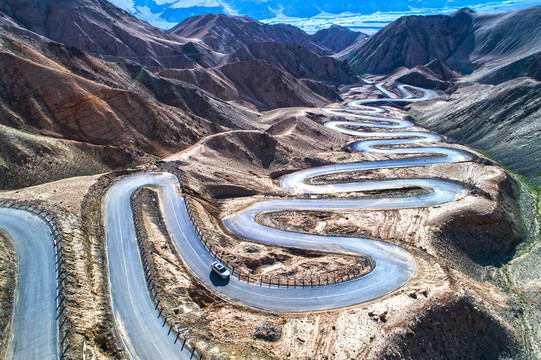 新疆帕米尓高原盘龙十八弯公路