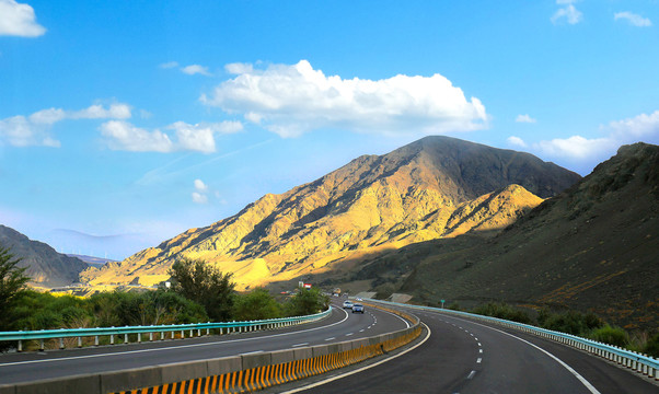 山中的高速公路