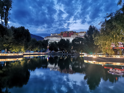 西藏布达拉宫夜景