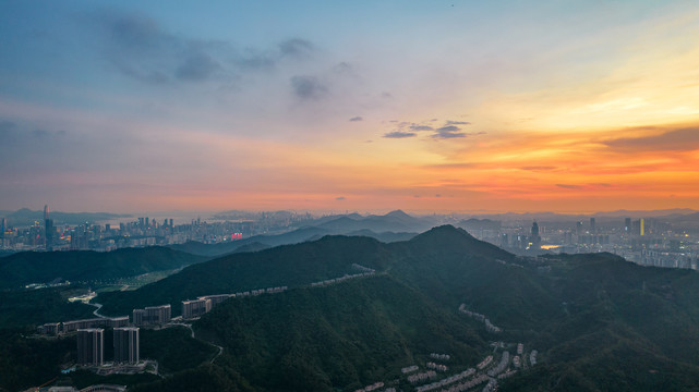 晚霞下的深圳鸡公山