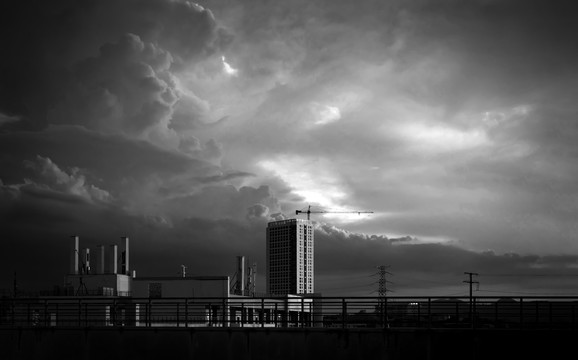 黑白城市建设塔吊光影
