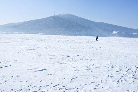 松花湖冰山积雪行走