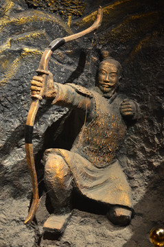 仿秦国拉弓箭的战士雕塑