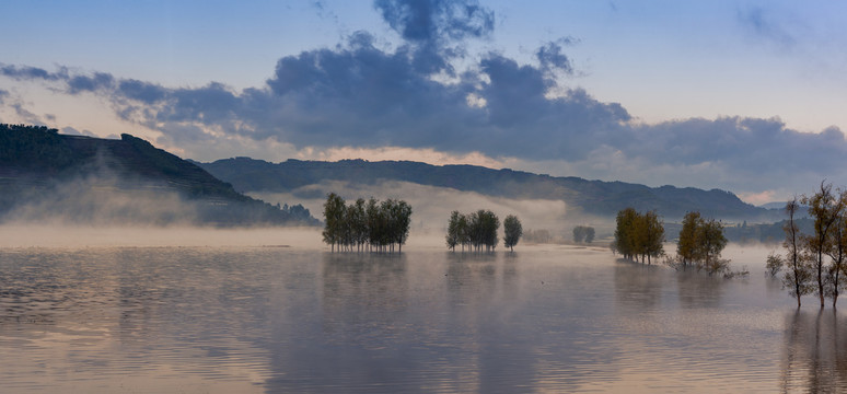 清晨山脉湖泊晨雾自然风光
