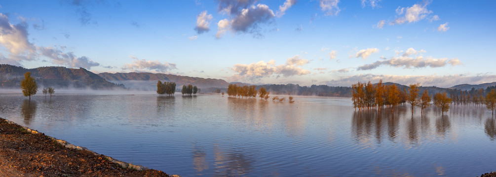 蓝天彩云湖泊晨雾自然风光全景