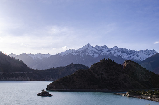 夕阳下的然乌湖风光雪山美景