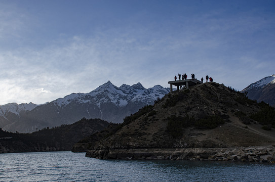 夕阳下的然乌湖风光雪山美景