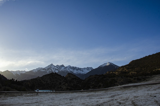 夕阳下的然乌湖风光美景