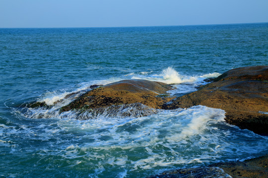 大海浪花礁石