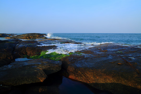 大海浪花礁石