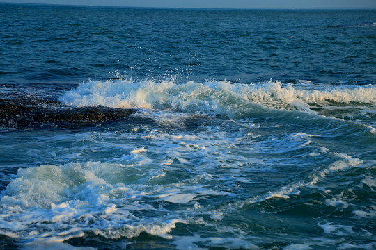 大海浪花礁石