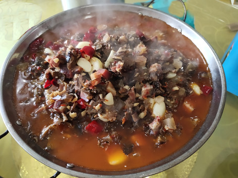 天花菌炖腊肉汤锅