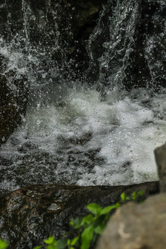 山涧溪水流水