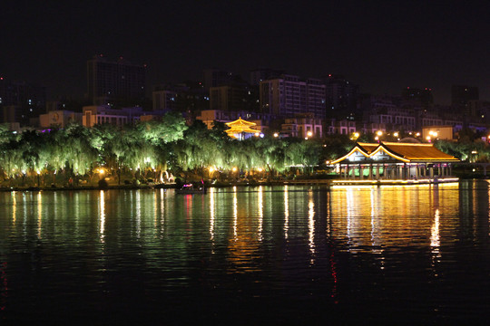 湖畔夜景