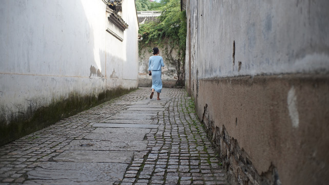 石板路巷子背影