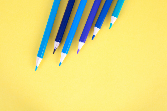 黄色背景上的蓝色画笔